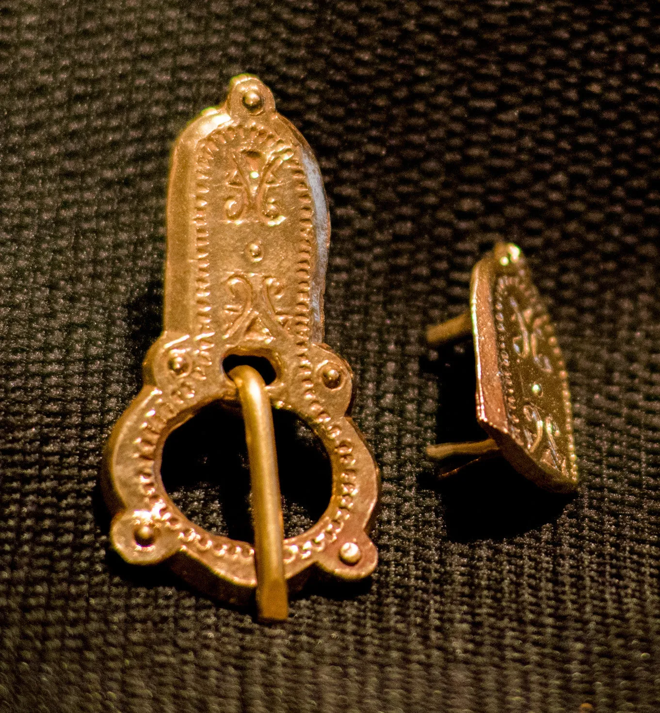Buckle set with lined pattern on plate - Y01Set